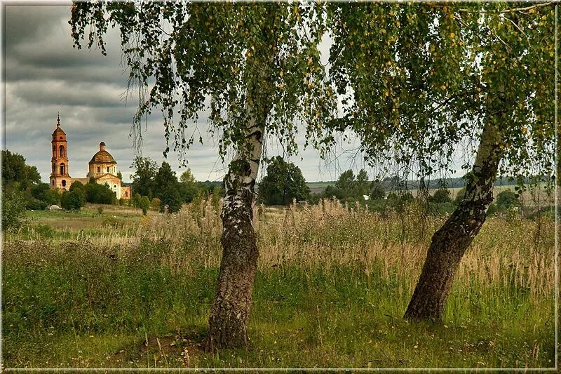 Над родной страной. Деревенская Церковь Есенинская Русь. Российские просторы березы Есенин. Россия поля березы Церковь. Матушка Русь Березка храм.