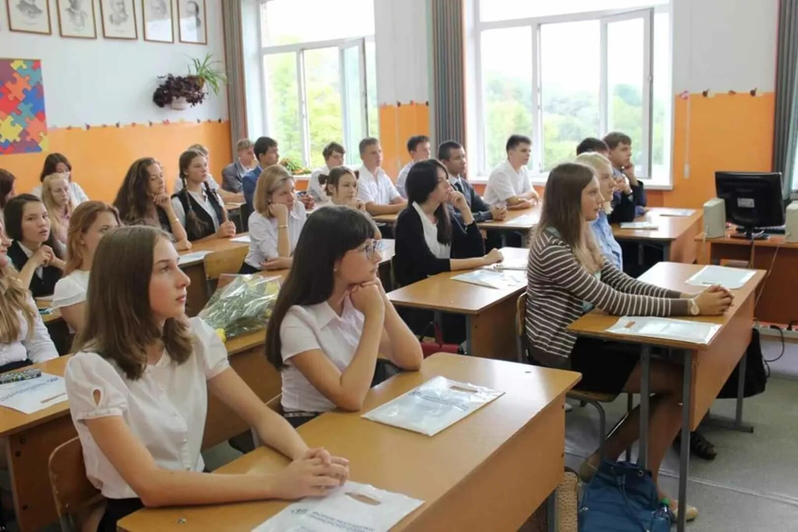 Старшеклассники за партой. Ученики старших классов за партой. Класс в школе старшеклассники. Средняя школа в России. Бесплатные уроки 10 класс