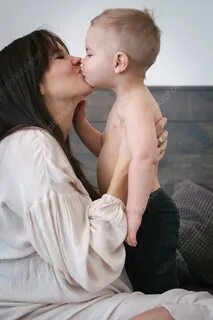 Целую сына с языком