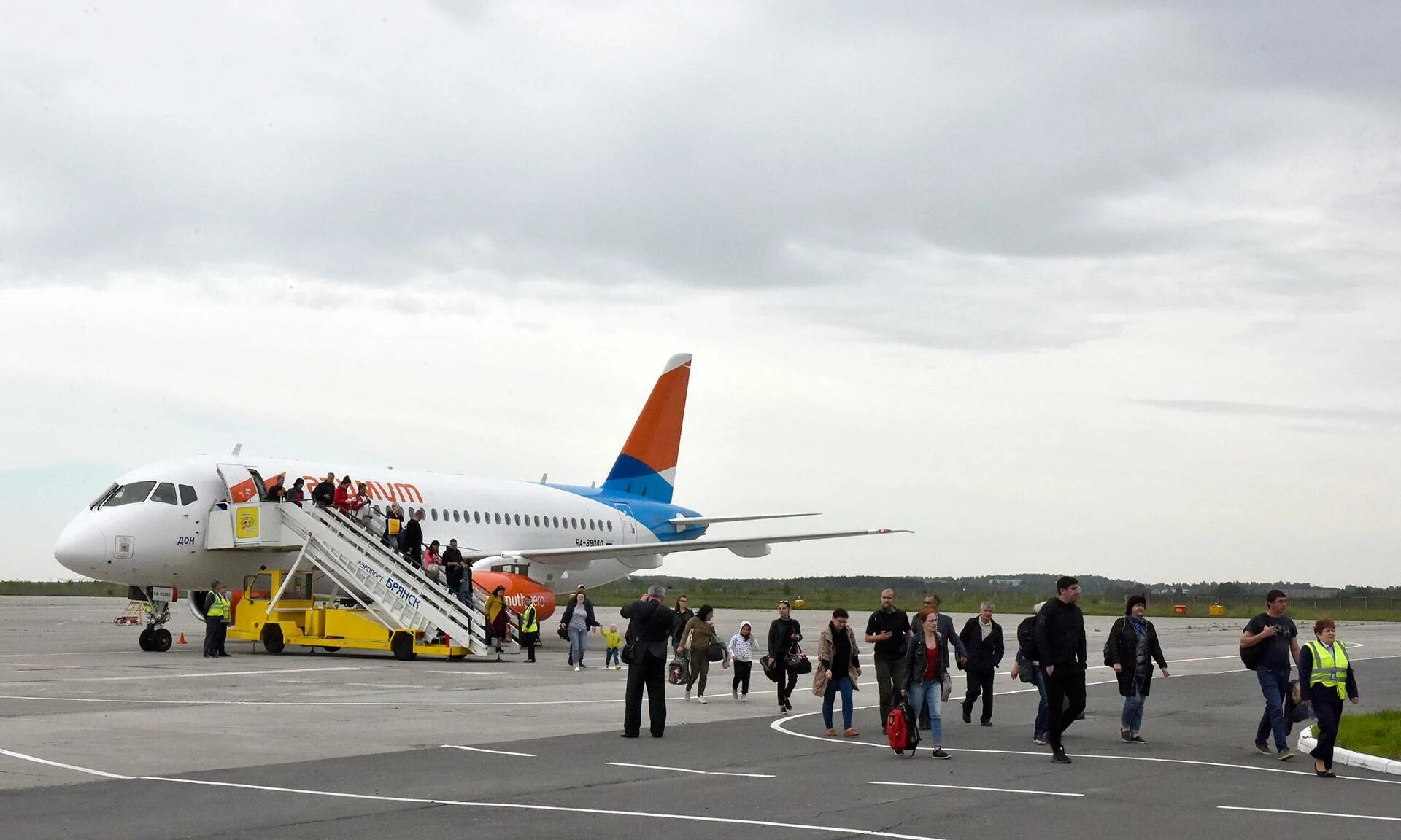 Памятник летчикам брянск. Брянск мемориал самолет. Памятник летчикам брянск. Самолет брянск. Памятники в брянске самолет миг 17.