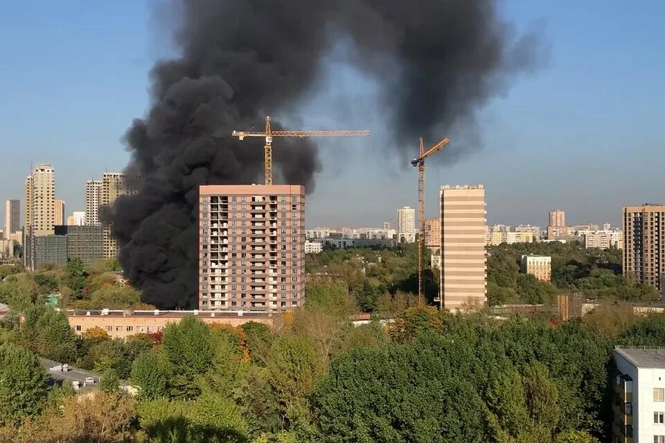 Что горит на востоке москвы сегодня. Пожар в москве сейчас 1 час назад. пожар в кузьминках. пожар на стройке. пожар на юго востоке москвы.