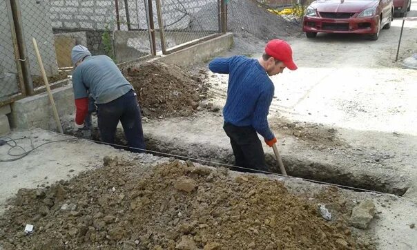 Засыпка траншеи вручную. Засыпка грунта вручную.