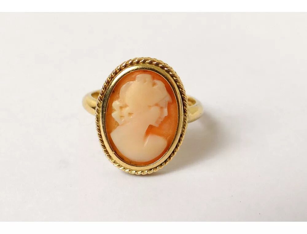 Камея гангоза. Серьги в виде камеи. Вензеля с камеей. Медея камея. Камея каталоги.