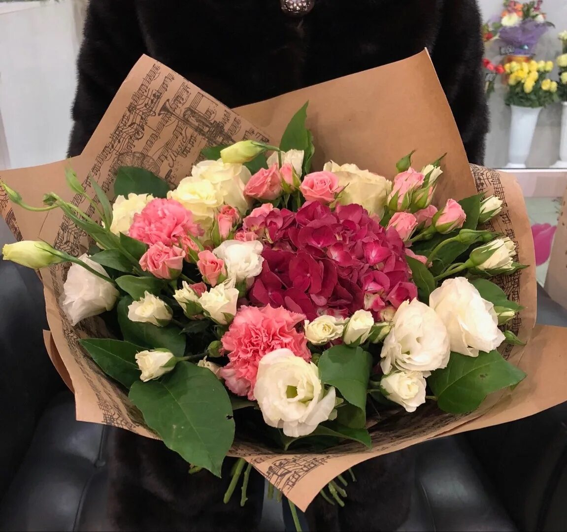 Букет роз в крафтовой бумаге. Букет цветов в упаковке. Бумага для букетов. Шикарный стильный букет. Упаковка букета 2023.