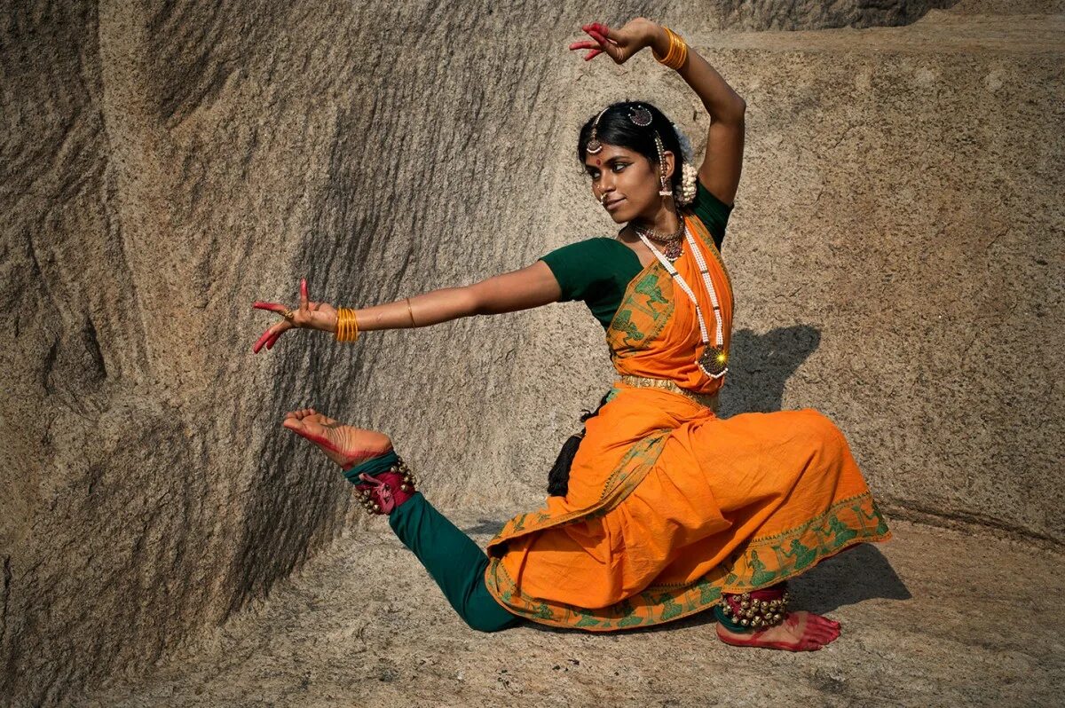 Индия танцовщицы девадаси. Девадаси в Индии. Храмовые танцовщицы в Индии девадаси. Индийская танцовщица Болливуд. Сари музыка
