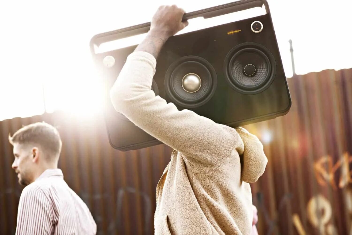 Knowledge speaker. Портативная акустика tdk 3 speaker boombox. человек с колонкой. подростки с колонкой. люди с колонками на улице.