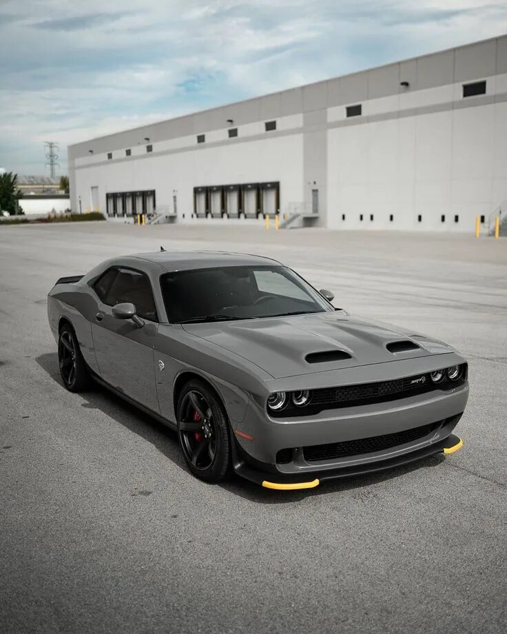 Отзывы челленджер. Dodge Challenger srt8 Hellcat. Додж Челленджер Хеллкэт. Dodge Challenger Hellcat. Челленджер dodge Challenger.