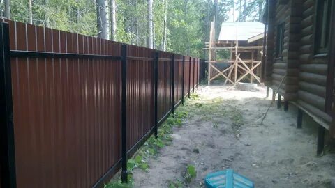 Заборы из профлиста на сваях