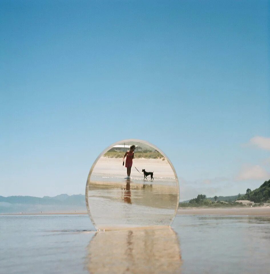 Зеркальная дзен. Зеркало природы. Зеркальная дзен. Человек в зеркале. Cattelan зеркало.