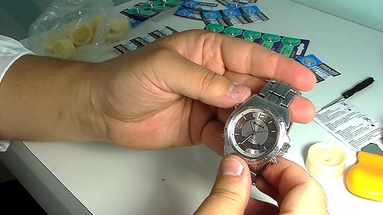 Наручные часы закрыть заднюю крышку