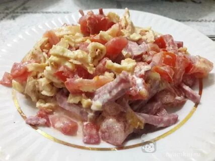 Салат с жареной копченой колбасой