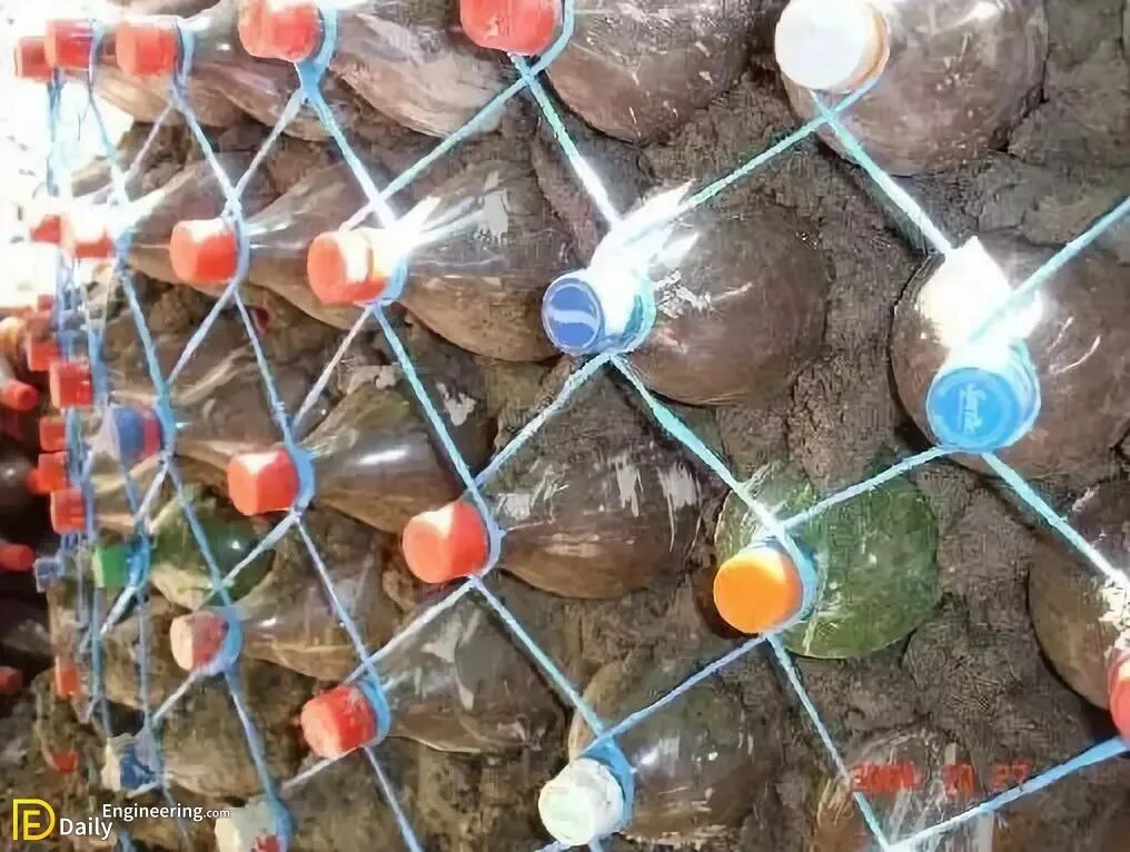Для чего собирают пластиковые бутылки. Дома из бутылок. пластиковые бутылки в строительстве. дом из пластиковых бутылок. домик из пластиковых бутылок.