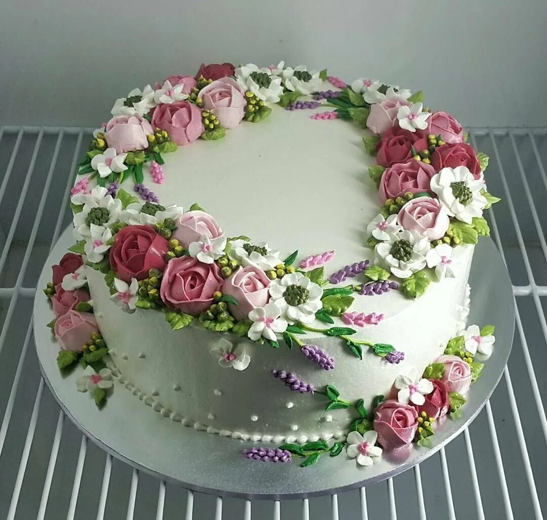 Большой круглый торт. Красивые торты. Красивые кремовые торты. Торт с цветами. Красивые торты с цветами.