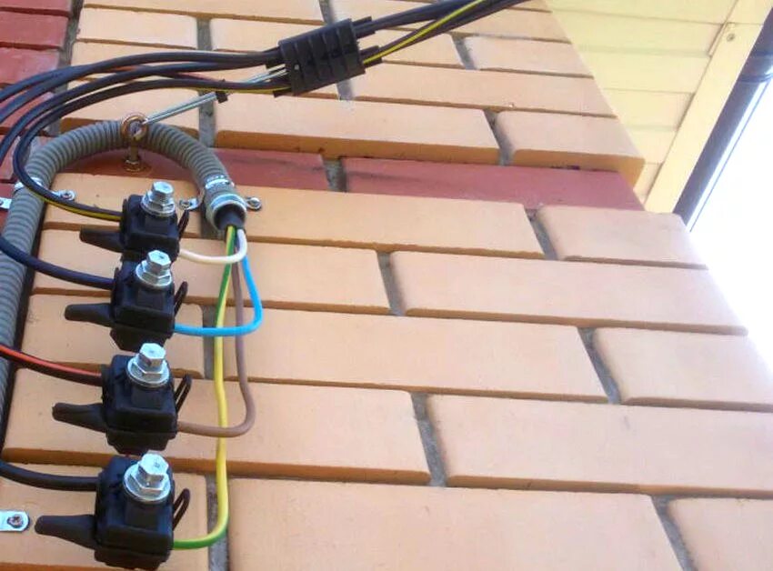 Ввод электричества в частный дом. Как соединить уличные провода. Соединение сип 4х16 с ввгнг. Как соединить уличные провода. Сип 2х16 монтаж.