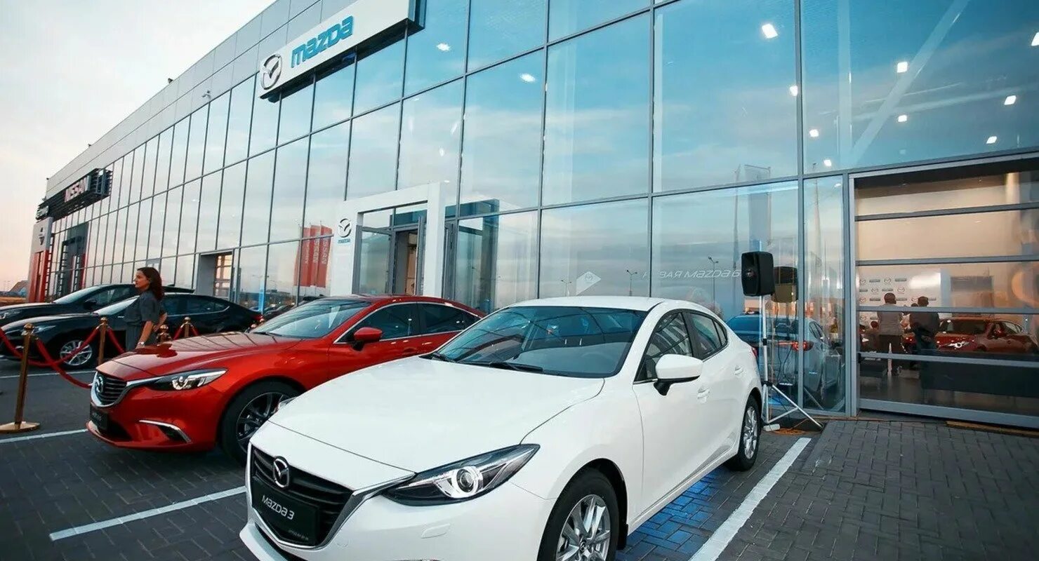 Автомобили в автосалоне. Автосалон иномарок. Автосалон Mazda. Автосалон Мазда в Москве. Mazda фирма