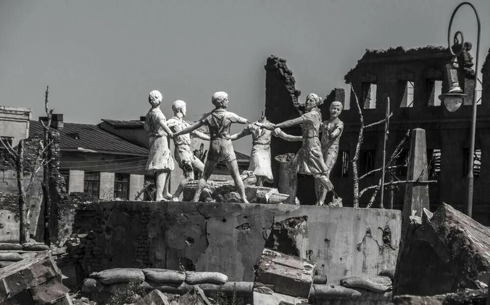Исторические сталинград. Сталинград фильм 1943. сталинградская битва фонтан дети. сталинградская битва город фонтан. разрушенный сталинград 1945.