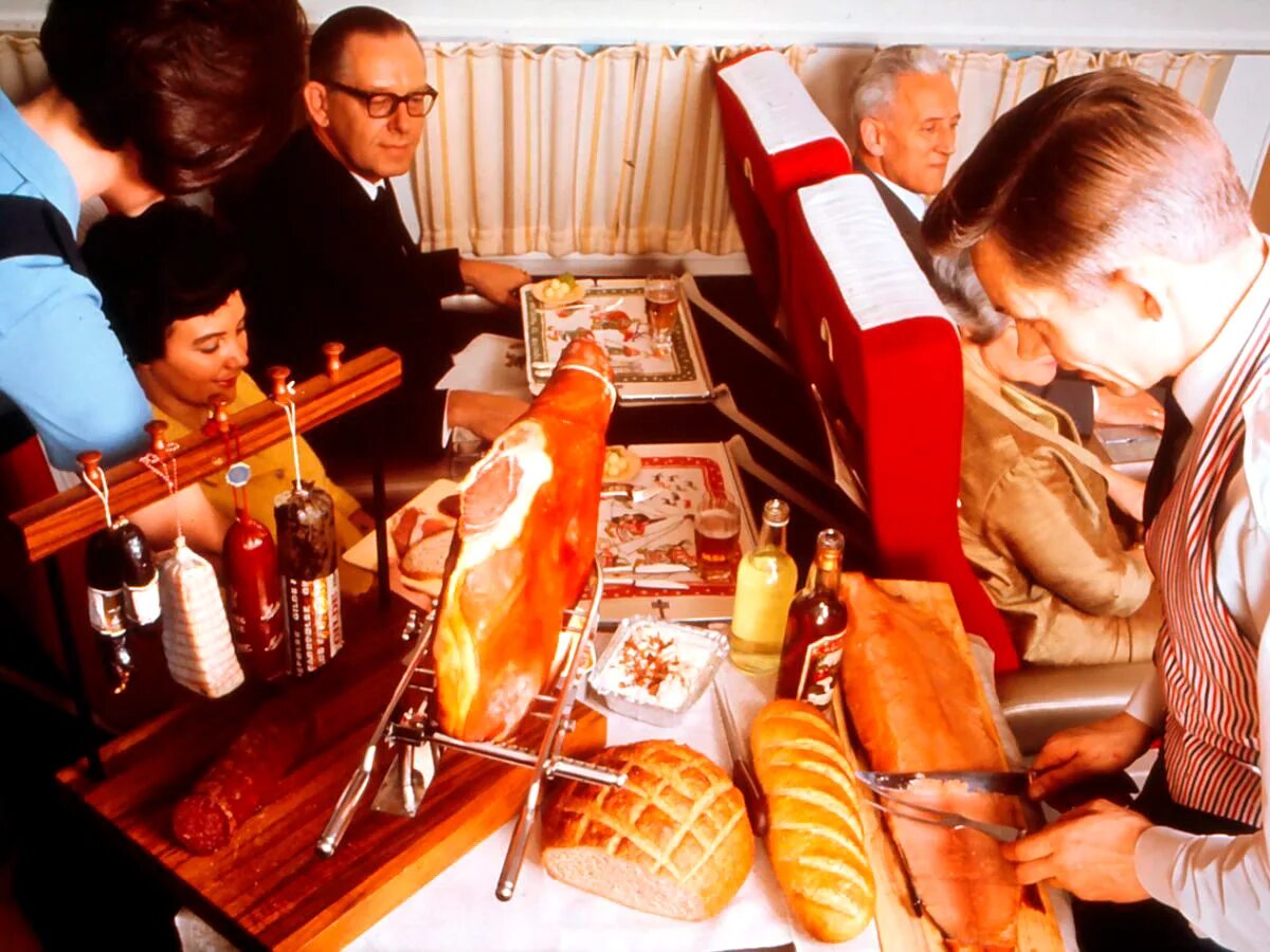 "Еда в самолете" ретро стиль. Питание в самолетах СССР. Обед в самолете ретро. Обед в самолете раньше.
