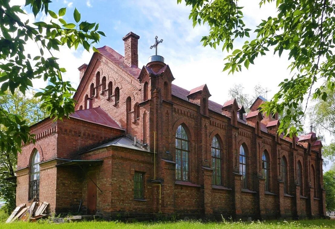 Город луги где. Город Луга Ленинградской области. Луга город Ленинградская. Костел в Луге Ленинградской области. Католическая Церковь св,. Николая Луга.