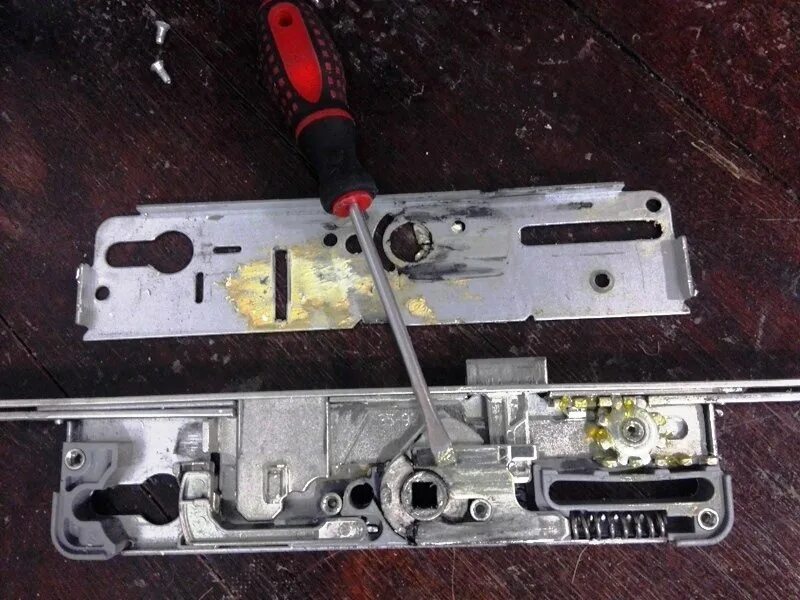 Замок двери пвх входной. Замок дверной doorlock pl301. дверной замок riko механизм. конструкция замка пластиковой входной двери. механизм замка пластиковой двери в разборе.