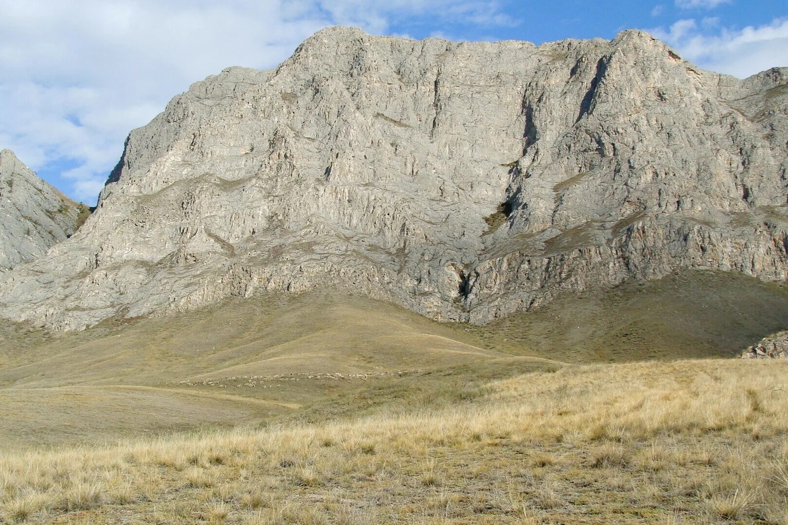 Ак хайыракан аржаан. Гора хайыракан улуг-хем. Гора хайыракан фото. Гора хайыракан улуг-хем. Гора буура улуг-хемского.