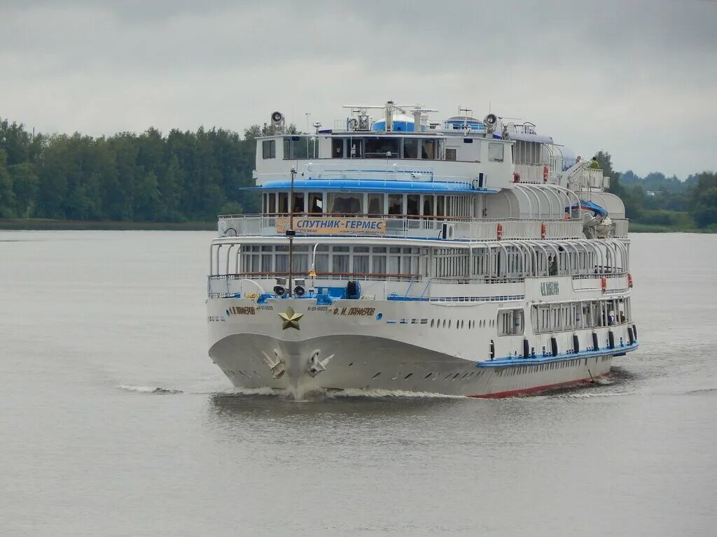 Теплоход панферов казань. Теплоход ф. Теплоход панферов фото. Теплоход ф. Четырехпалубный теплоход «ф.
