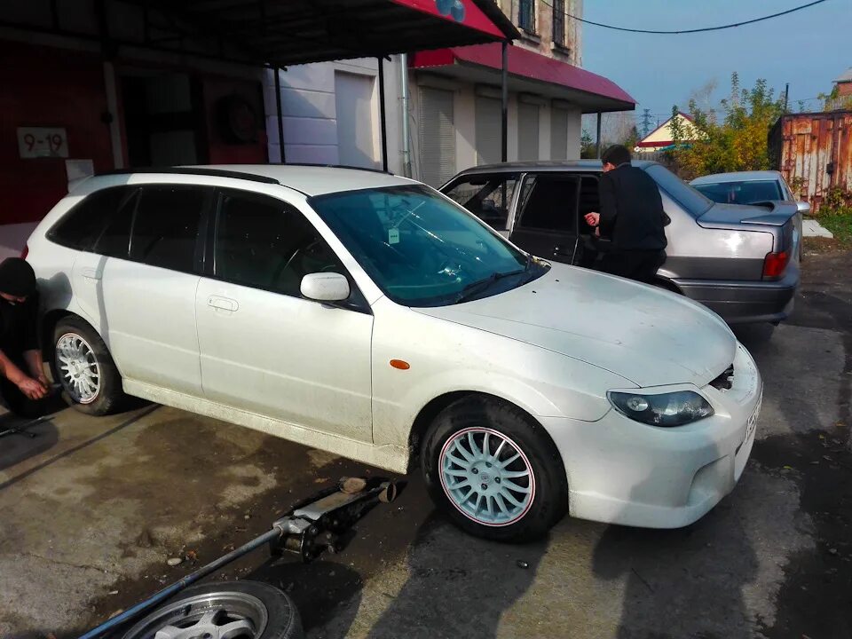 Мазда фамилия на дисках. Mazda familia r15. Мазда фамилия на дисках. Мазда фамилия на 16 дисках. Мазда фамилия на дисках.
