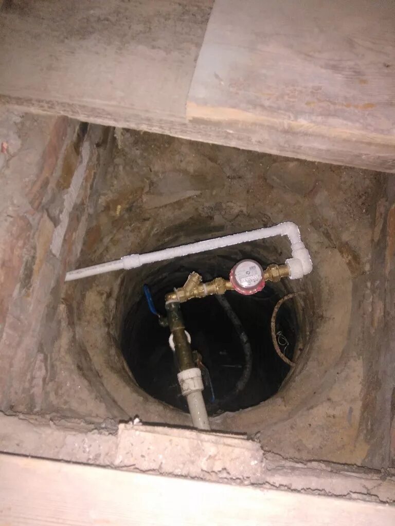 Обратный клапан на водомерном узле. Водомеры в колодце. Колодец для водопровода. Водомеры в колодце. Водомеры в колодце.