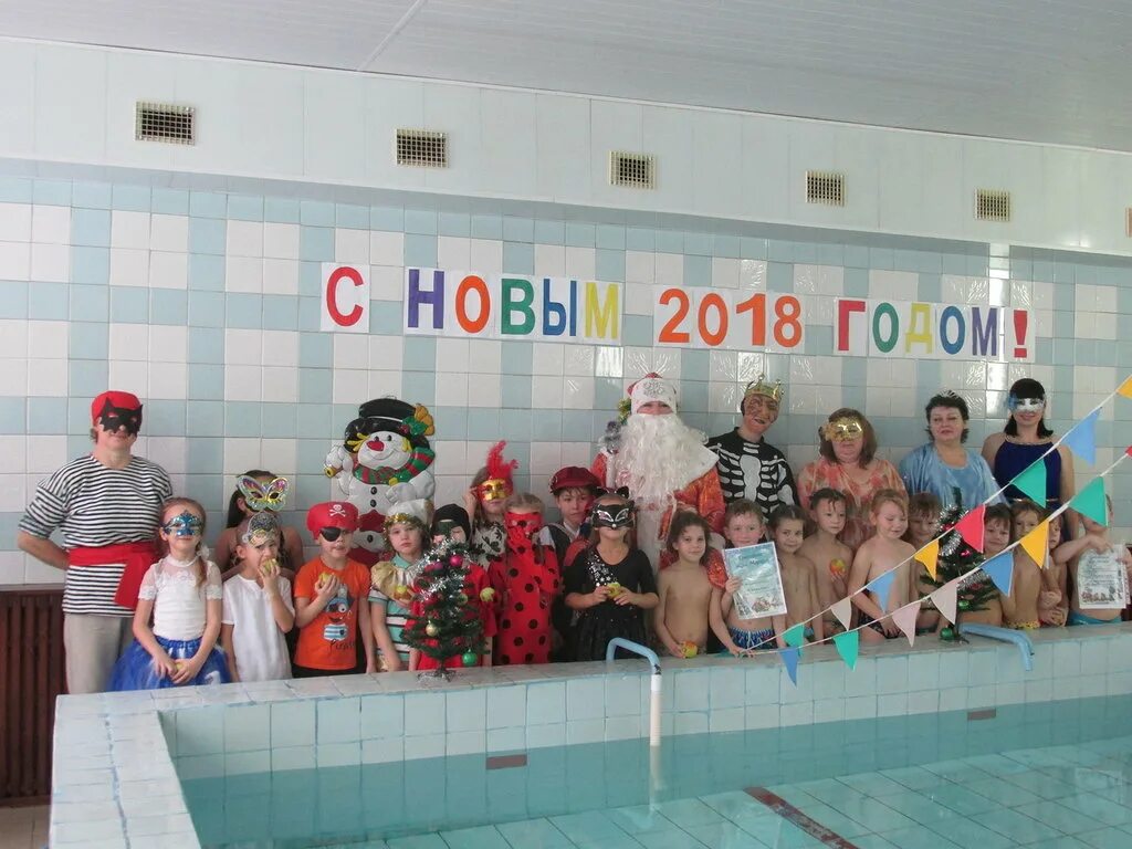 Бассейн на новогодние праздники. Покажи новогодний бассейн.