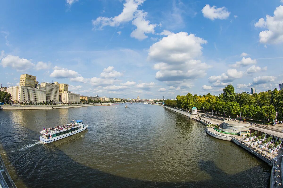 Москва река парк Горького. Набережная Москвы реки парк Горького. Речная прогулка по Москве парк Горького. Парк культуры Горького Москва.