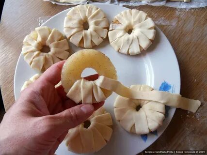 Дольки яблока в тесте