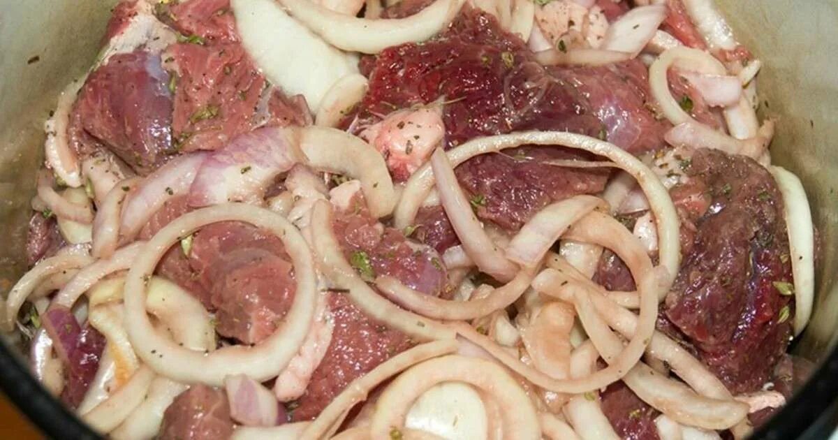 Мясо для шашлыка. Как замариновать мясо в луке. Как замариновать мясо в луке. Мясо для шашлыка. Шашлык с уксусом и луком.
