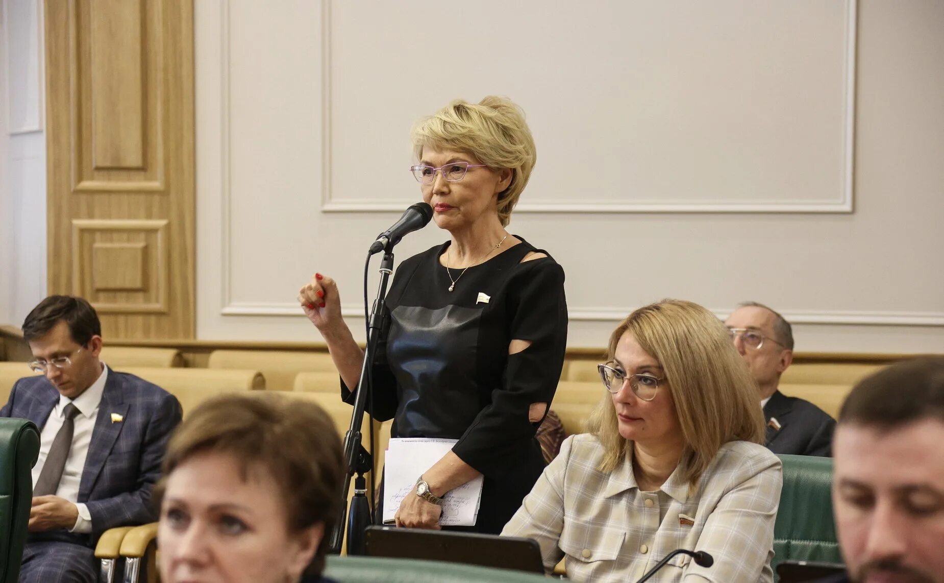 сенатор от тувы. оюн дина ивановна совет федерации. людмила борисовна нарусова 2022. нарусова сенатор от тувы фото. сенатор от тувы.