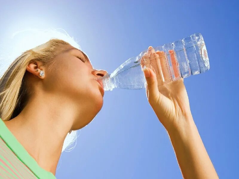 Жажда. Пить воду. Питье воды. Человек пьющий воду. Вода для похудения.