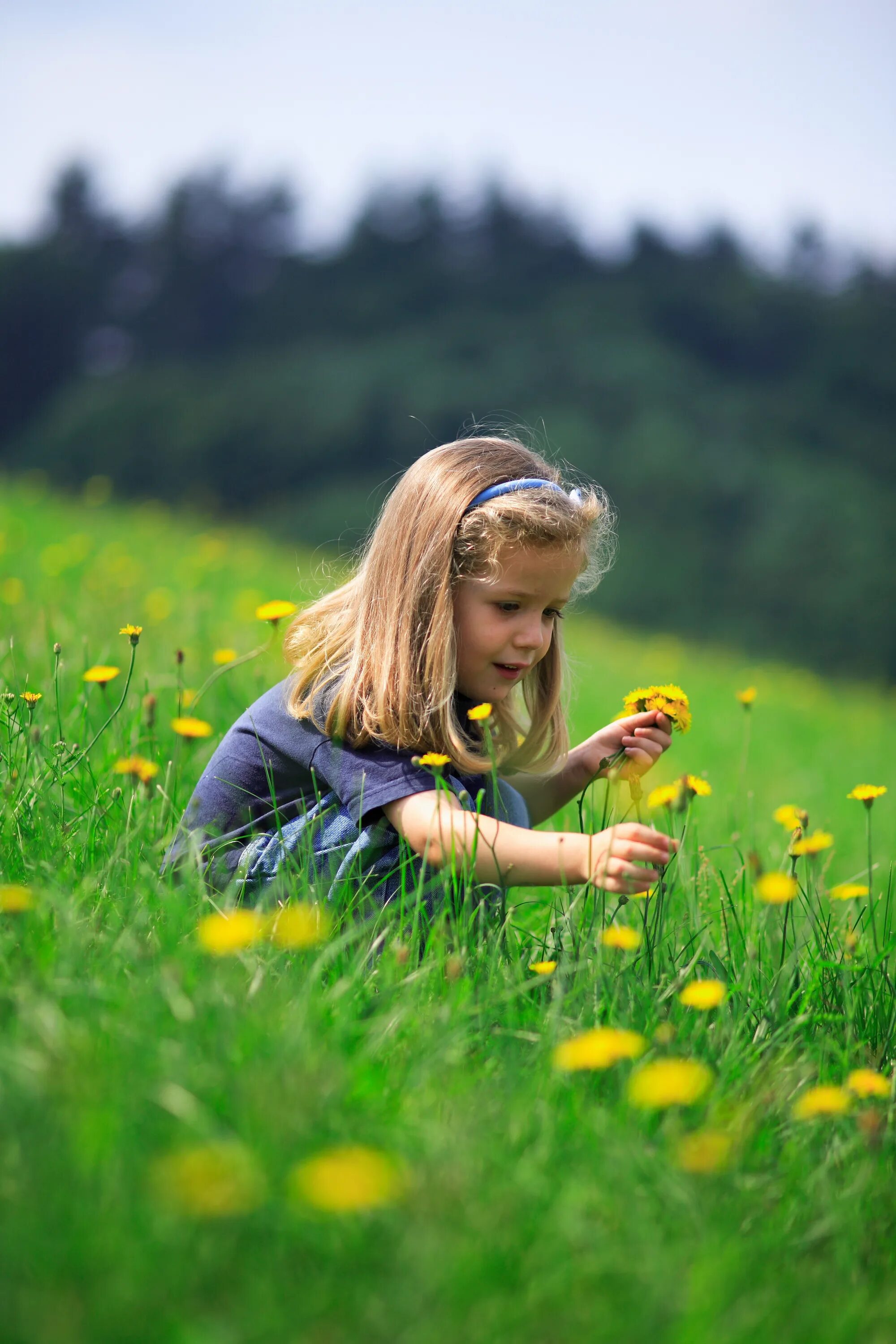 Children natural. Дети и природа. Девочка на лугу. Лето дети природа. Детская фотосессия на природе летом.