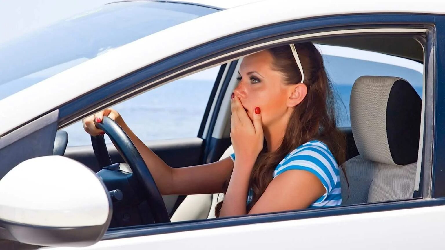 Женщина за рулем. Женщина за рулем машины. Девушка водит машину. Страх вождения автомобиля.