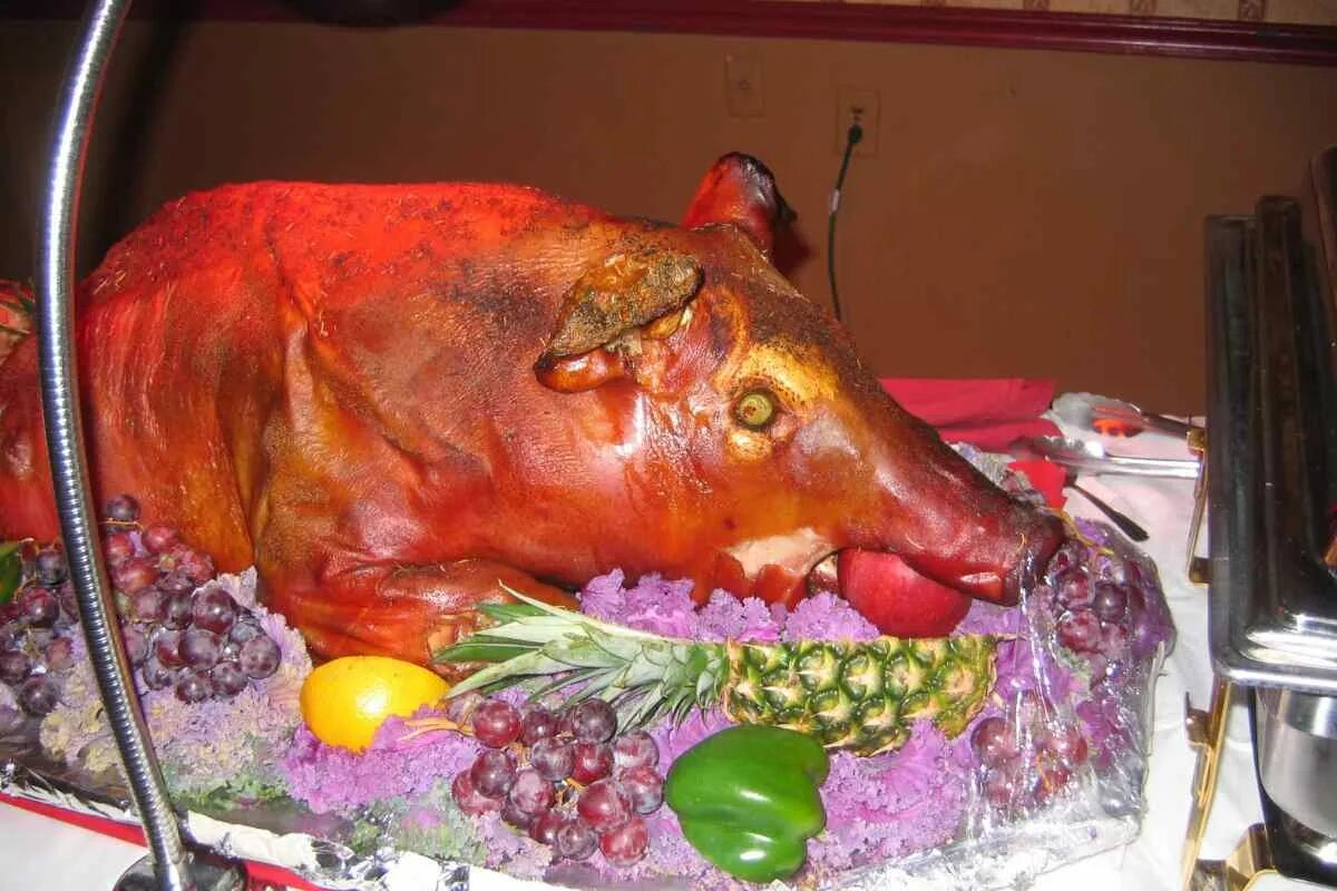 Жареная свинья с яблоком во рту. Запеченный поросенок. Жареный поросенок на вертеле. Запеченный поросенок. Поросенок с яблочком во рту.