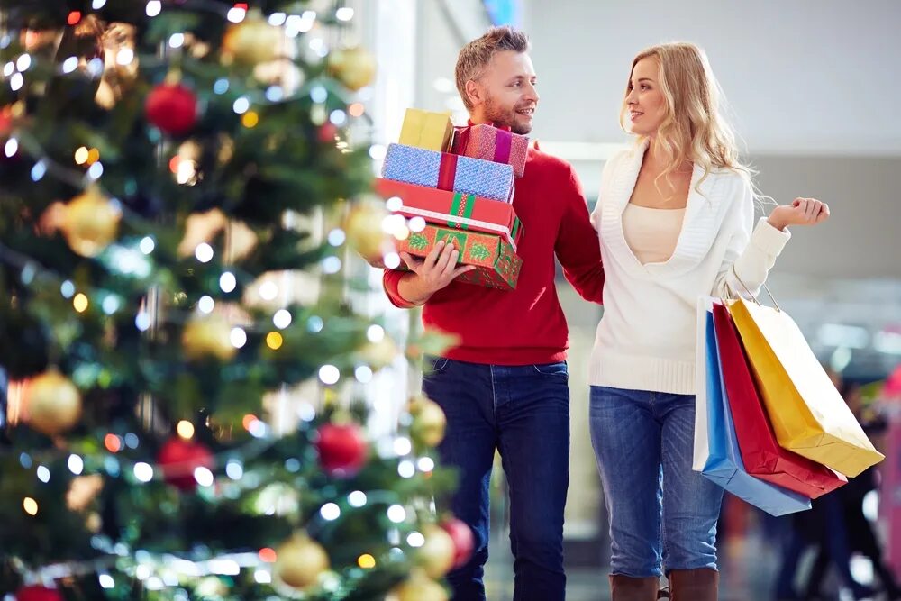 Go shopping presents you. Новогодний шоппинг. Предновогодний шоппинг. Рождественский шопинг. Подарок для семьи.