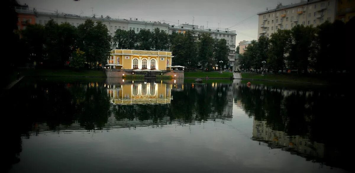 Патриаршие пруды камеди. Патриаршие пруды им Маркса. Патриаршие пруды ночью. Патриаршие пруды им Маркса фонтан. Патриаршие пруды затопило.