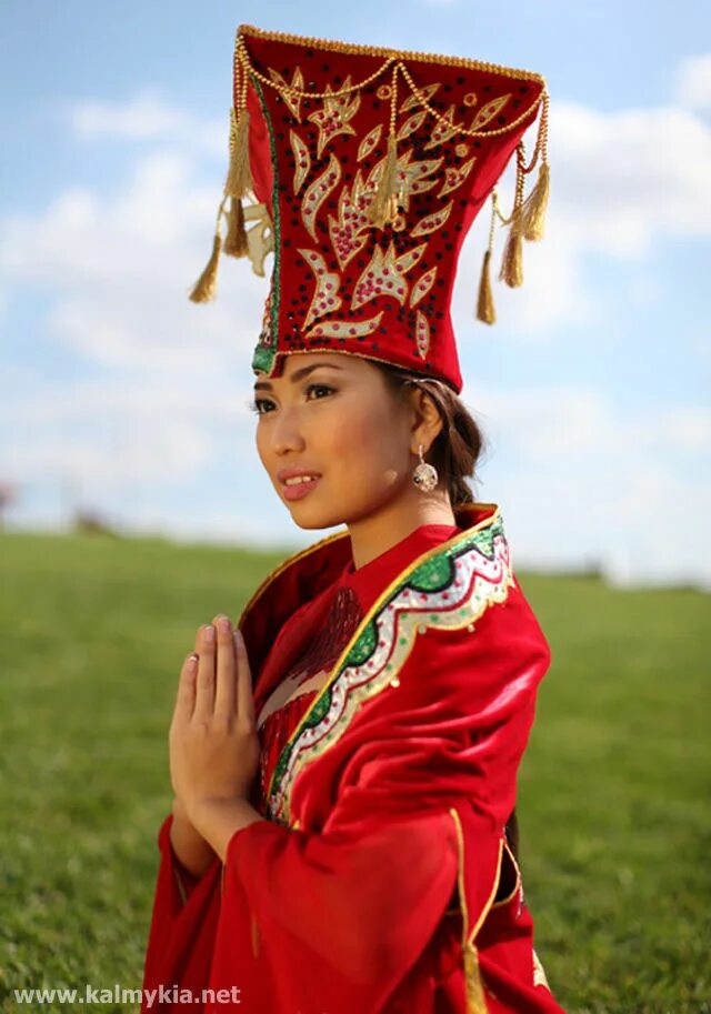 Калмыкия национальный костюм. Калмыкия народность. Калмыки ойраты. Домбра калмыцкая. Калмыцкий национальный костюм.