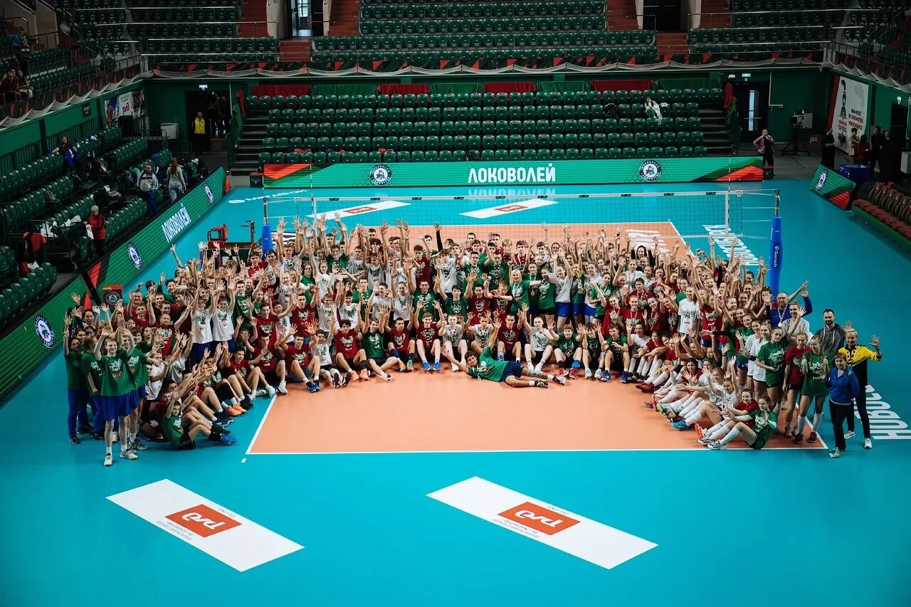 Локоволей 2023 девушки. Фото волейбольной команды. Коммунарка школа 2070 футбол. Коммунарка школа 2070 футбол. Сборная девочек по волейболу школа 8.
