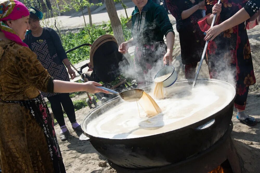 Сумалак что это такое. Сумаляк в Узбекистане. Сумаляк Киргизия. Процесс приготовления сумаляк. Традиция готовки сумаляк.