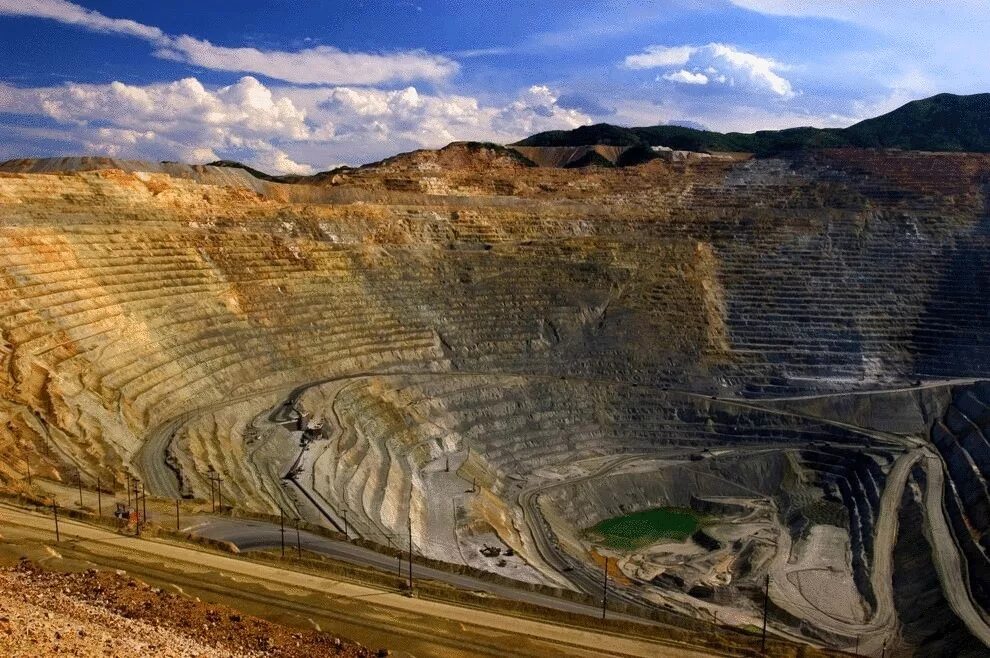 Большой поверхности а также. Карьер Kennecott Bingham Canyon mine. Бингем-каньон (Юта, США). Карьер «Бингем-каньон» в США. Медный рудник Бингхем.