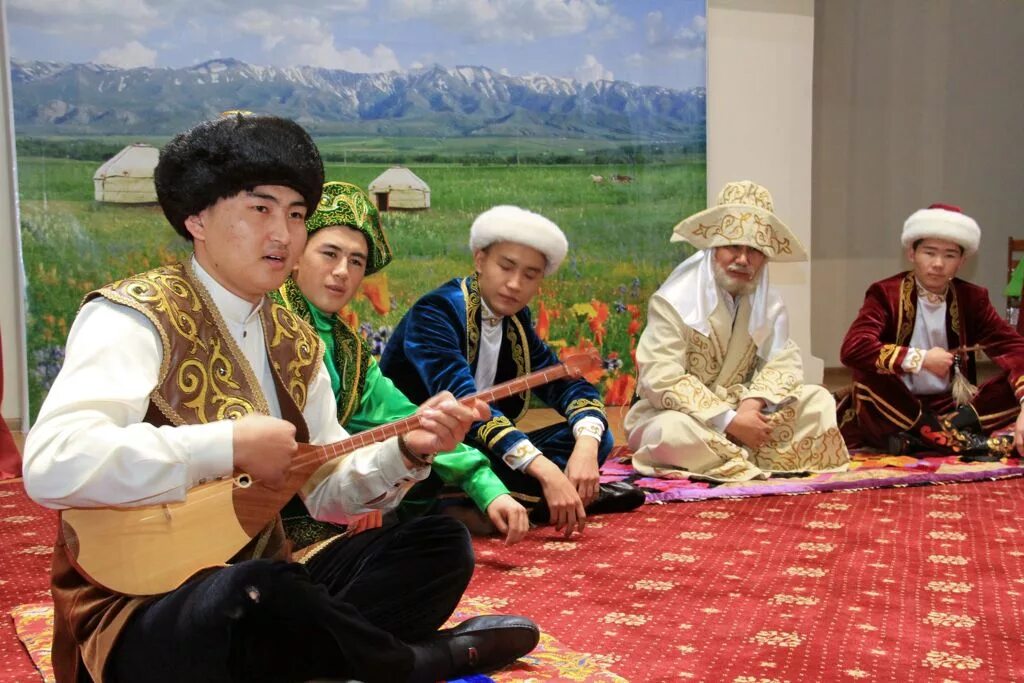 мәдениет және ұлттық салт дәстүр күні. бесик той у казахов. фольклор казахского народа. казах в национальном костюме с домброй. культура казахстана.