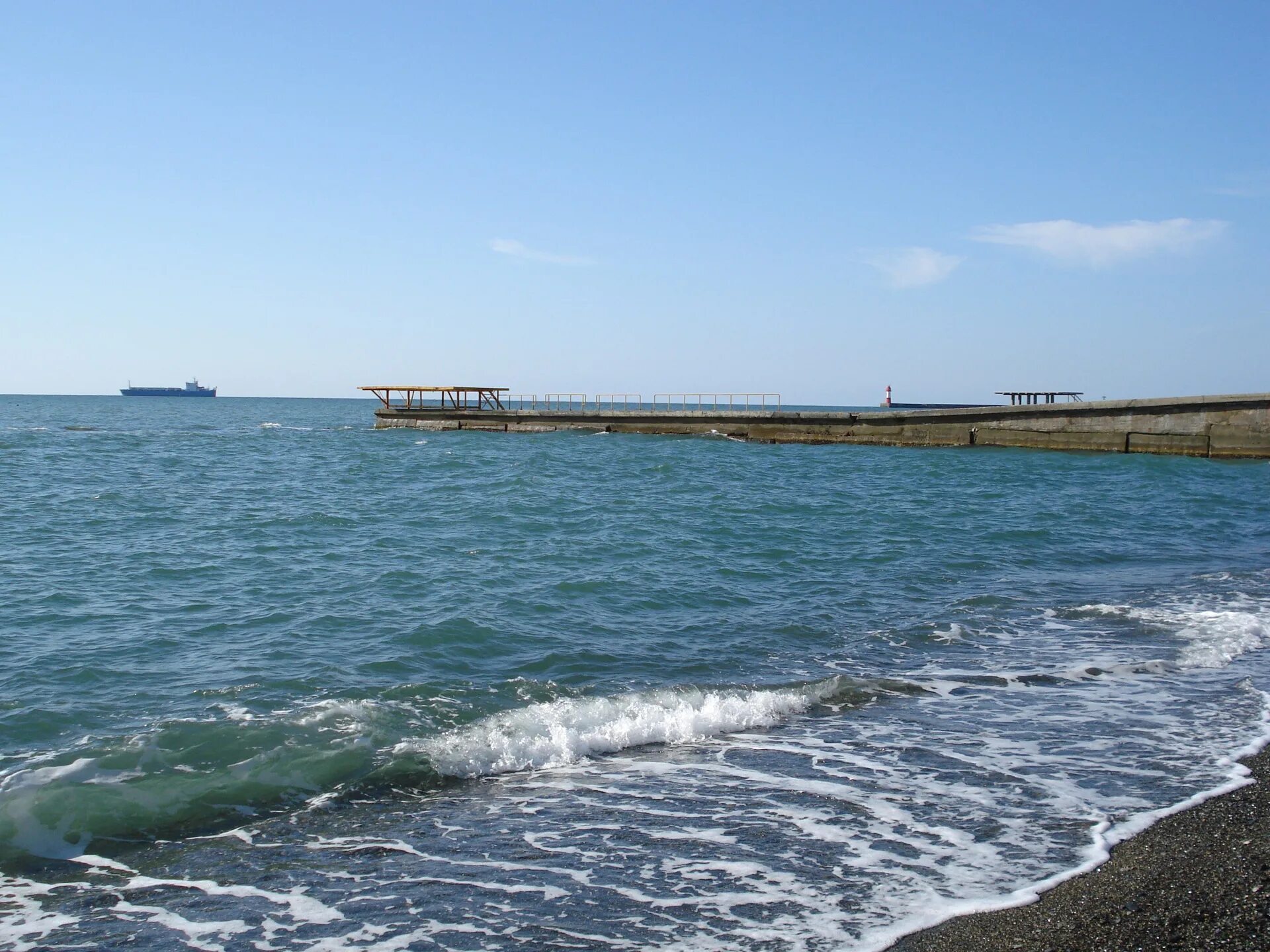 Вода в сочи в октябре. Море в Сочи в октябре. Сочи Адлер в ноябре. Сочи ноябрь море. Сочи пляж в ноябре.