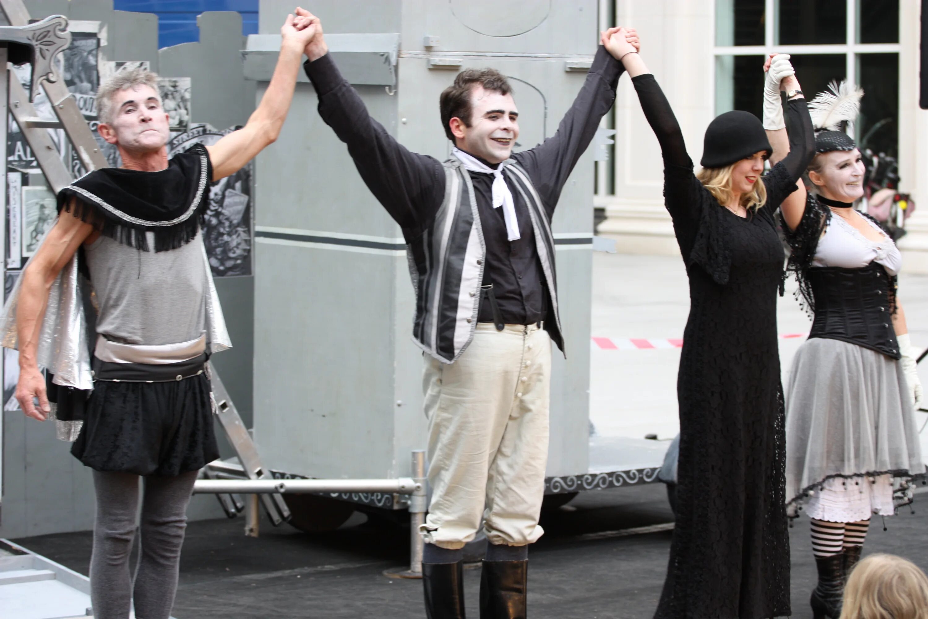 Theatre performance pictures. Бродвей сцена. Cold of streets театр. Перформанс в театре. Театр палас в лондоне.