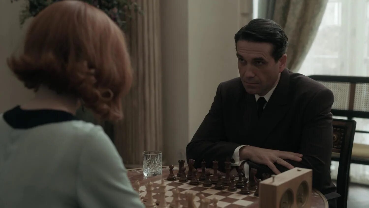 Элизабет хармон шахматистка. Элизабет хармон ход королевы. Бэт хармон шахматистка. Ксения стейниц. Ход королевы прототип.