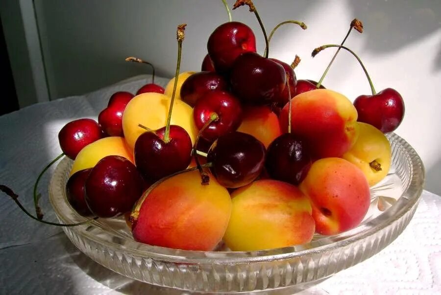 Ваза с фруктами. Персики и черешня. Фрукты в вазе на столе. Черешня и абрикосы в тарелке. Фруктовый черешни