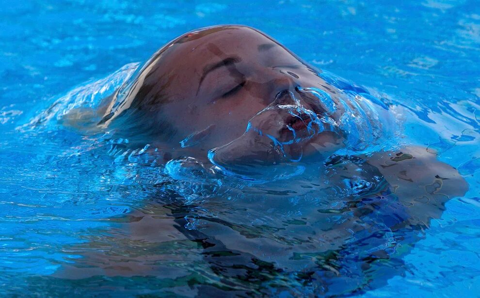Человек прыгает в воду. Человек плывет под водой. Голова из воды. Ловцы жемчуга. Девушка ныряет в воду.