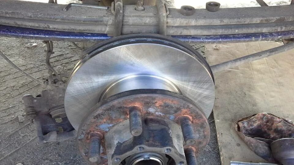 Замена задних тормозных дисков видео. Замена задних тормозных дисков видео. Замена тормозных колодок hyundai. Задние колодки passat b6. Замена задних тормозных колодок хендай солярис.