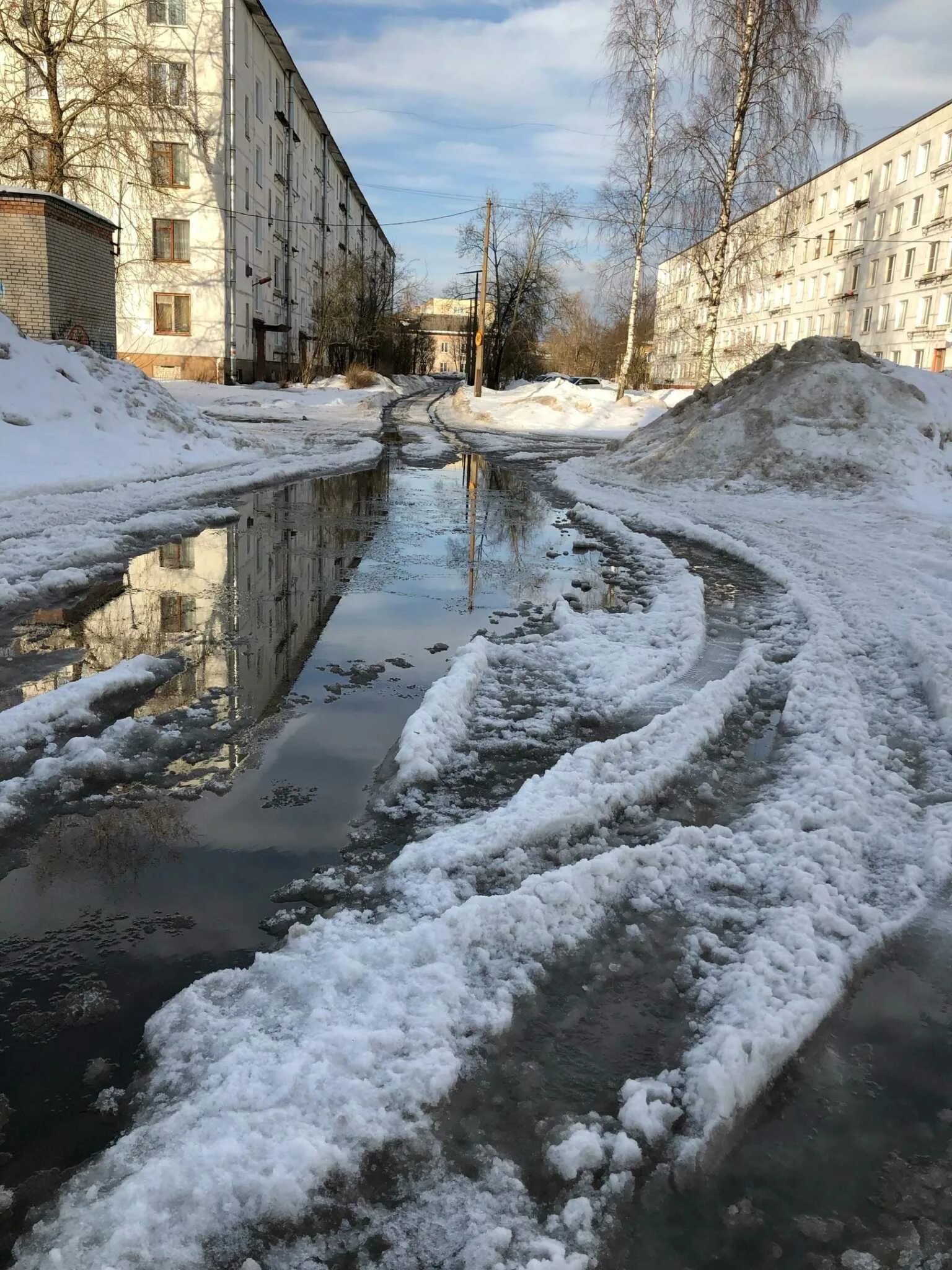 Погода приозерск ленинградская на неделю. Снег стаял. Растаял снег в России во дворах. Не растаявший снег. Зима без снега в Приозерске.